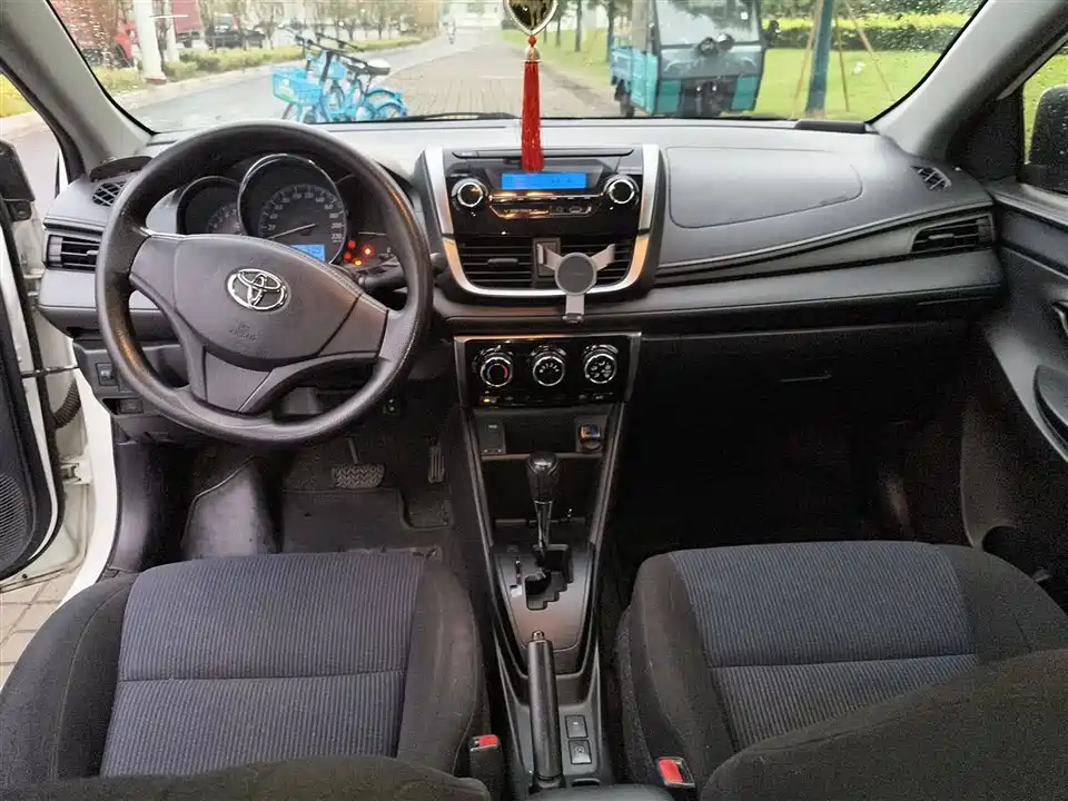 Toyota YARiS L to enjoy