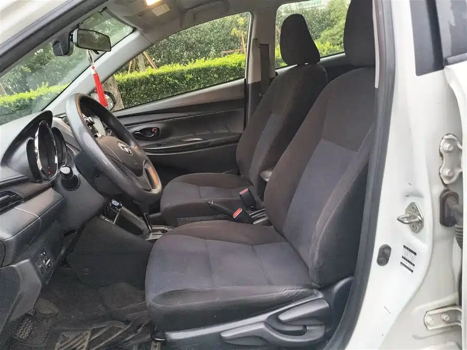 Toyota YARiS L to enjoy