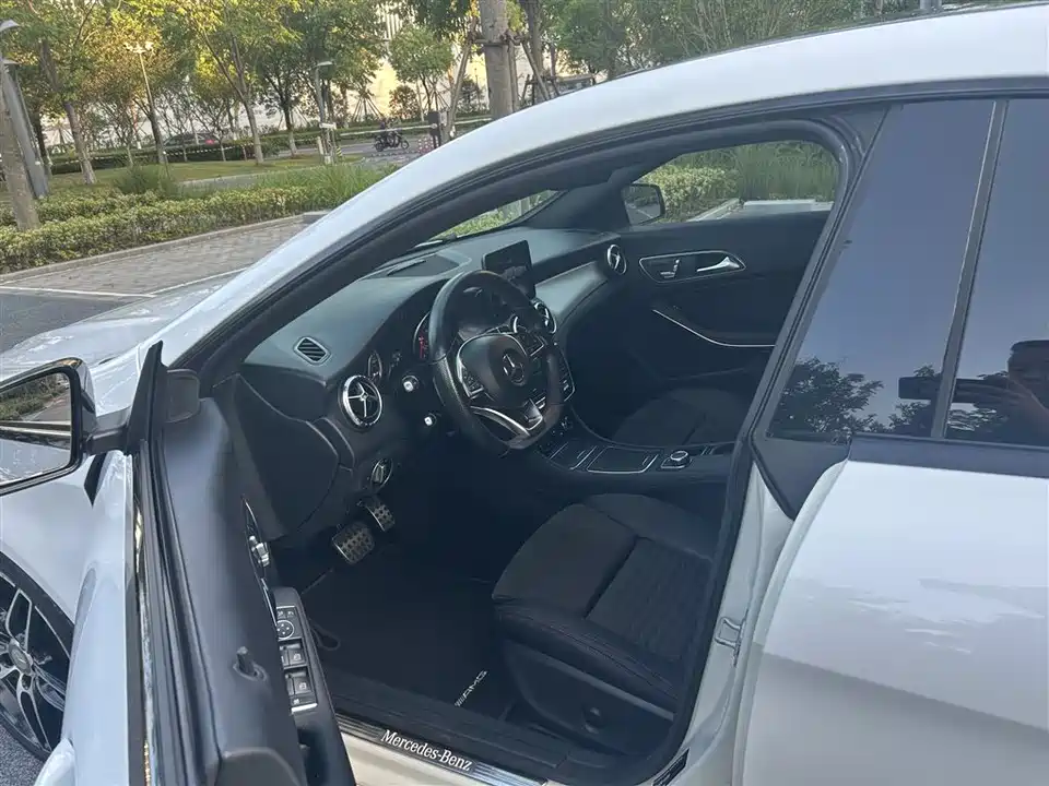 Mercedes-Benz CLA Mercedes-Benz CLA