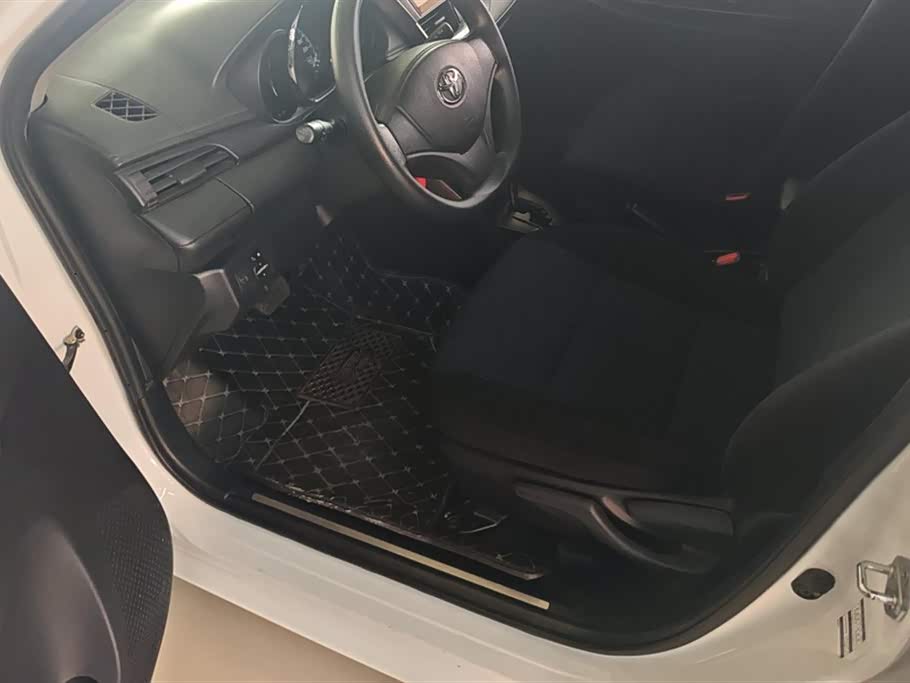 Toyota YARiS L to enjoy