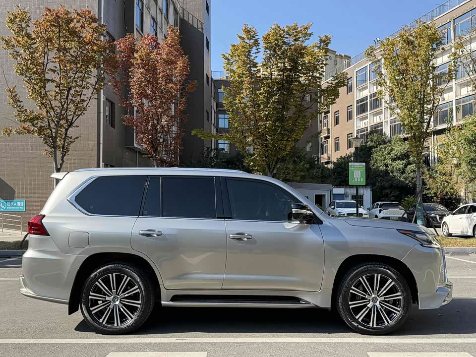 Lexus LX