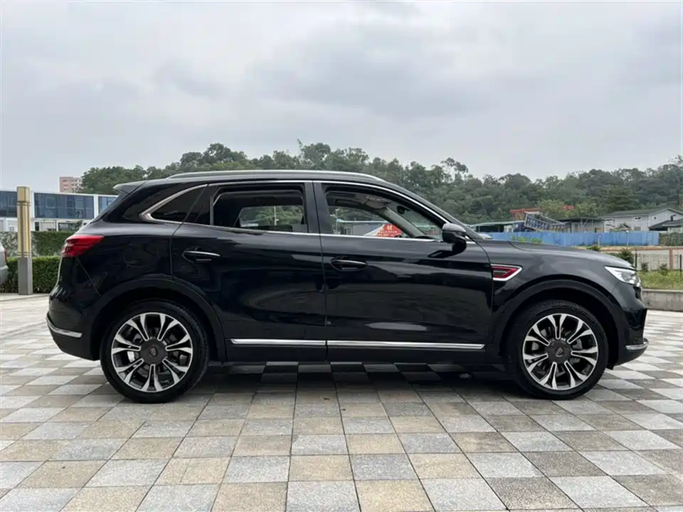 Hongqi HS5