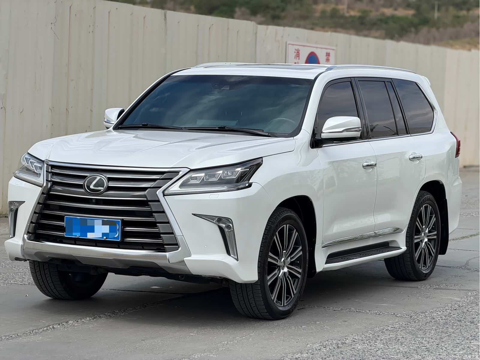 Lexus LX, 2019 1