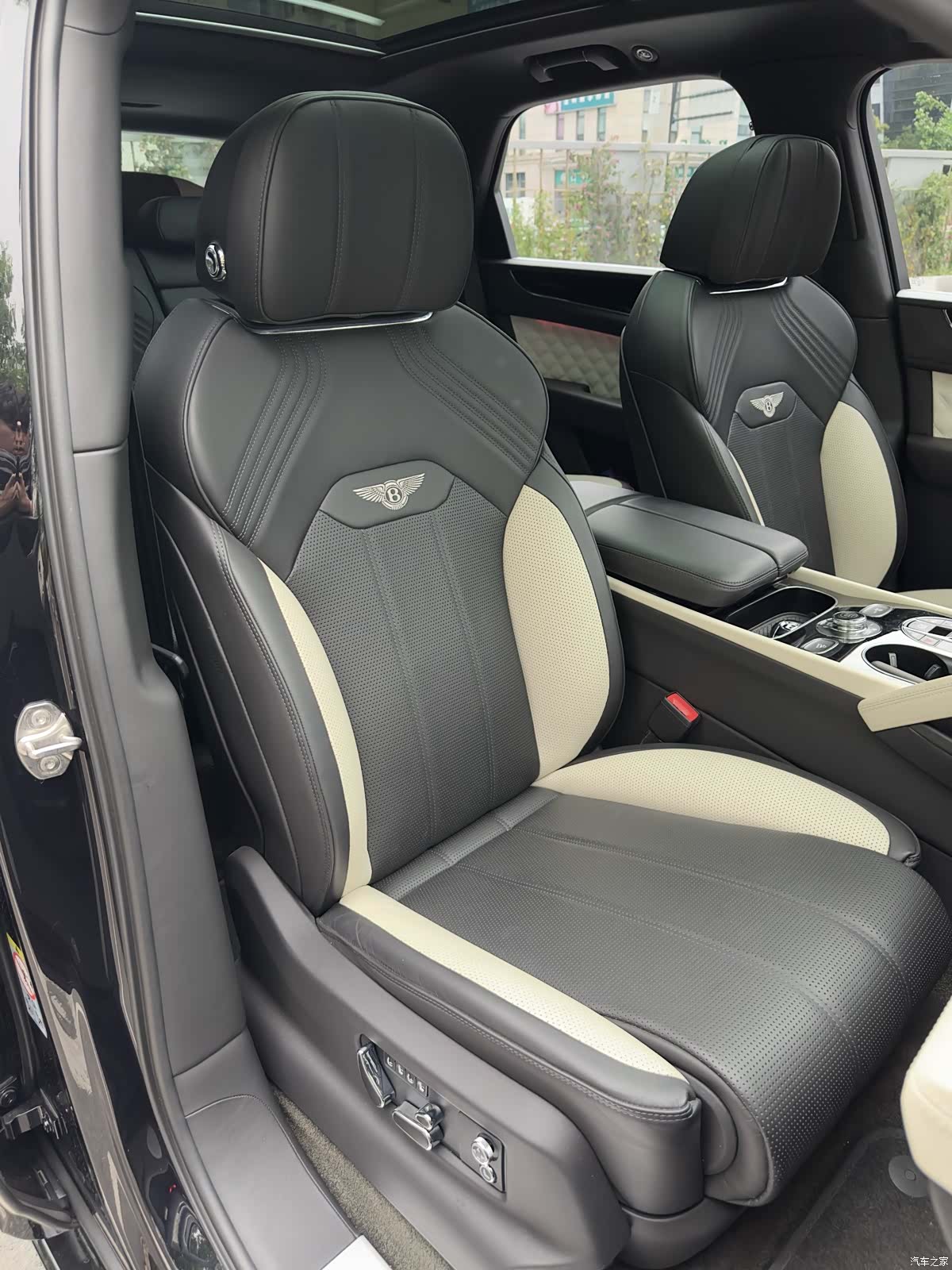 Bentley Bentayga, 2023 14