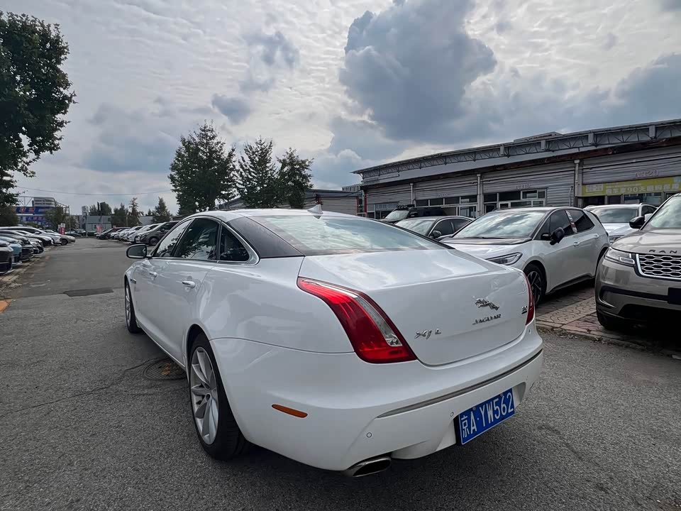 Jaguar XJ