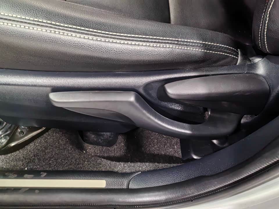 Toyota YARiS L to enjoy