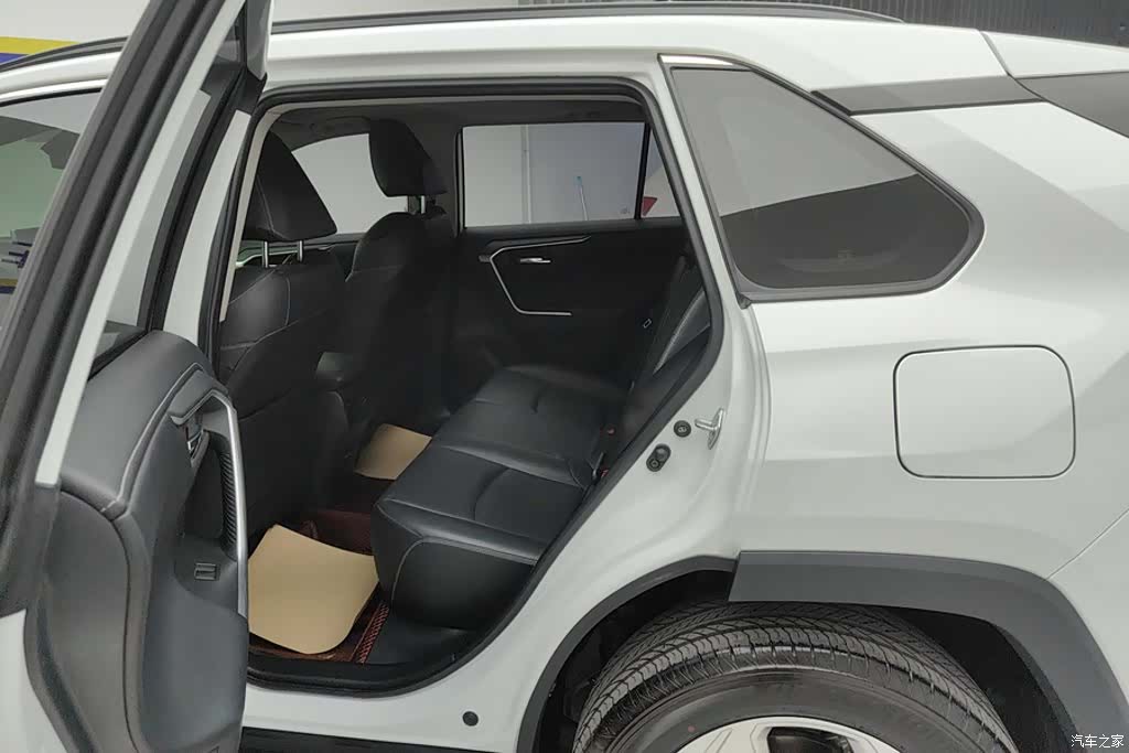 Toyota RAV4, 2023 11