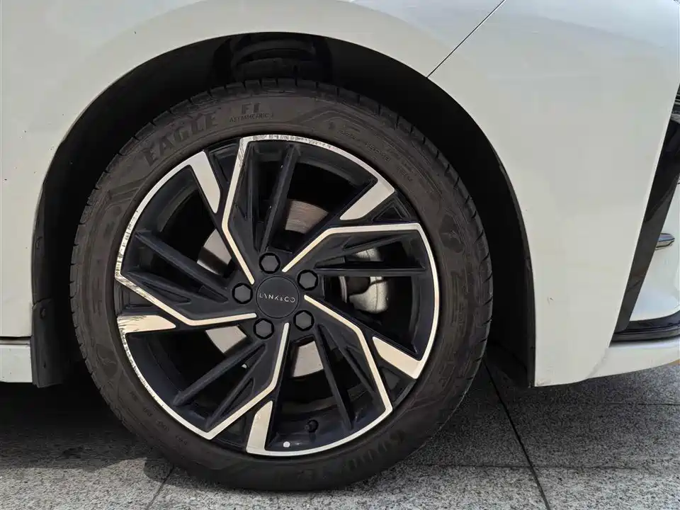 Lynk & Co 03