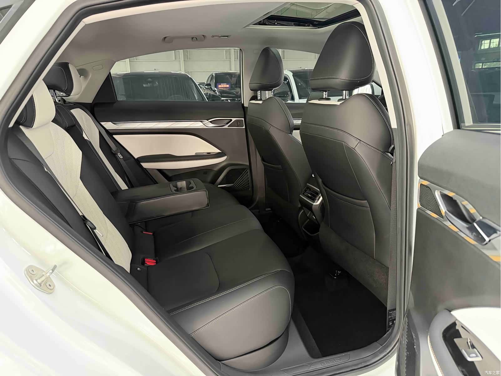 Geely Emgrand, 2022 16