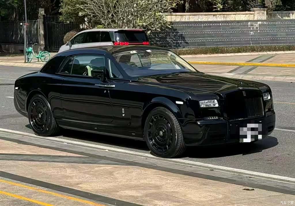 Rolls-Royce Phantom, 2015 3