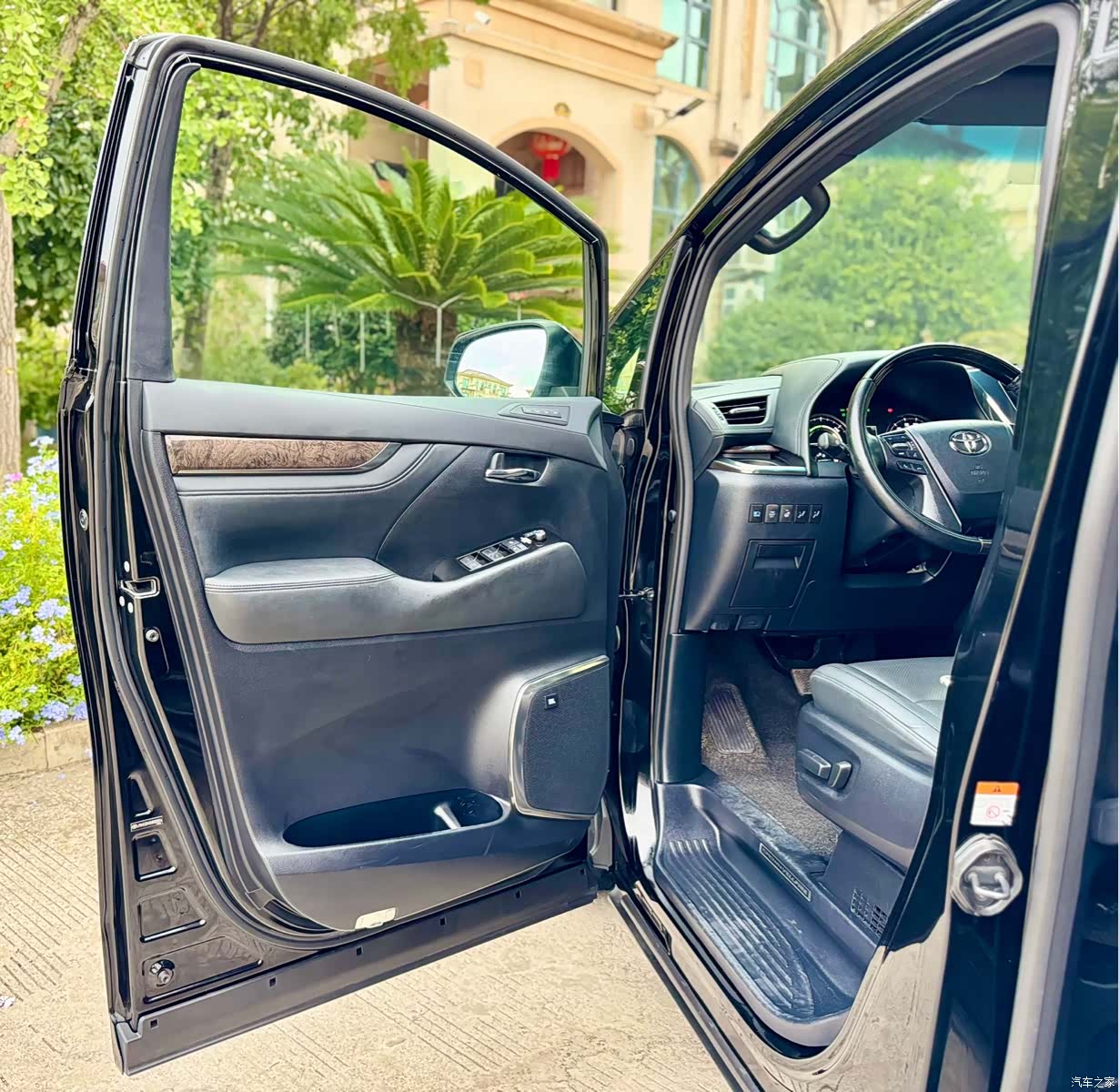 Toyota Vellfire, 2023 все фото