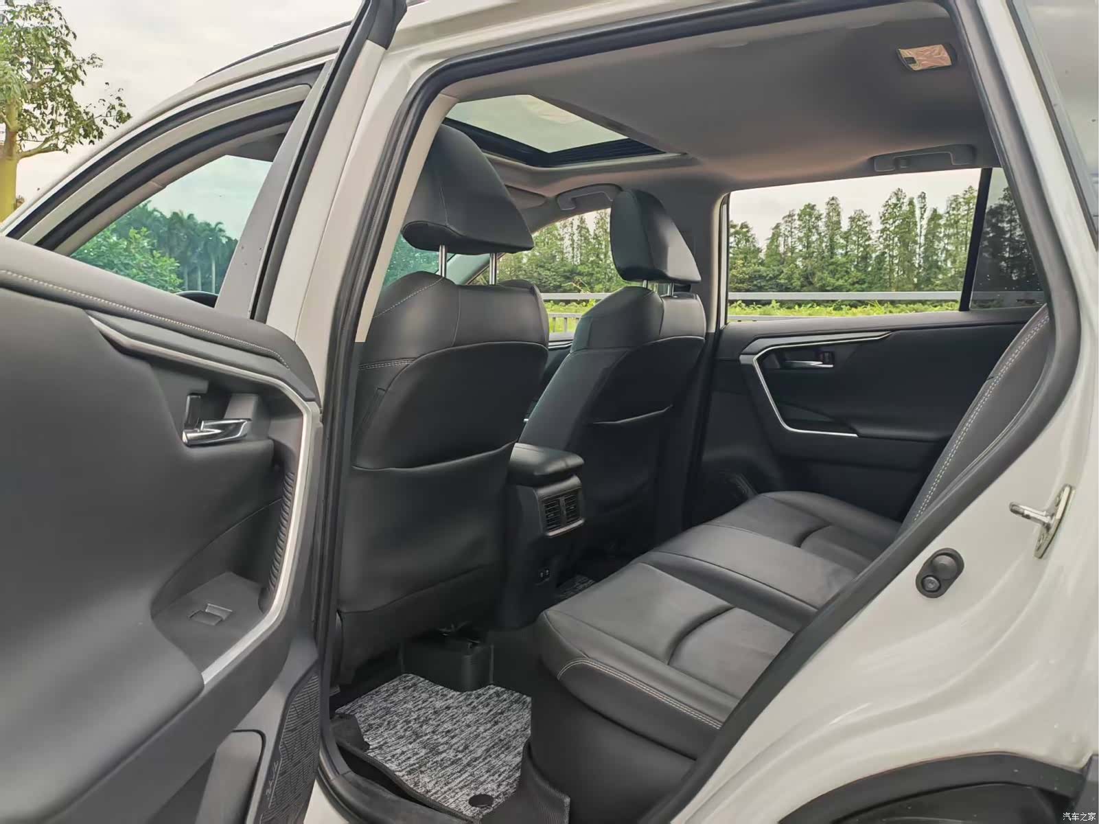 Toyota RAV4, 2020 13