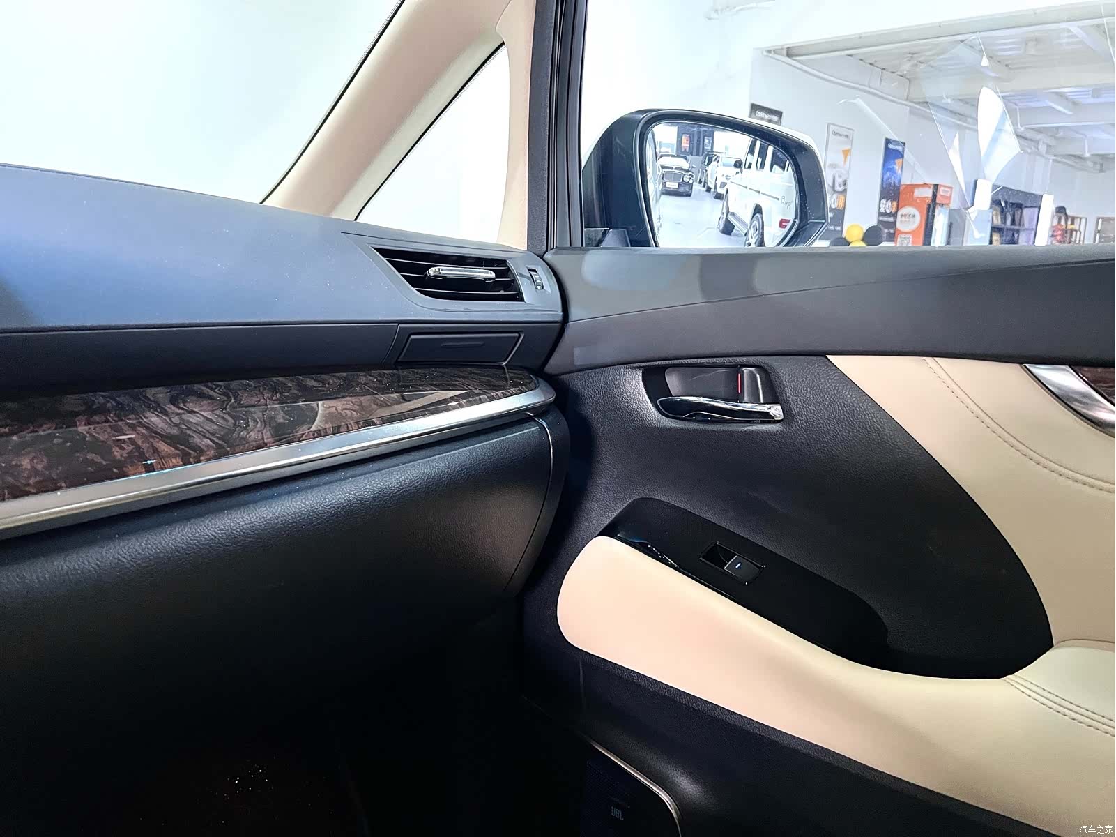 Toyota Alphard, 2023 31
