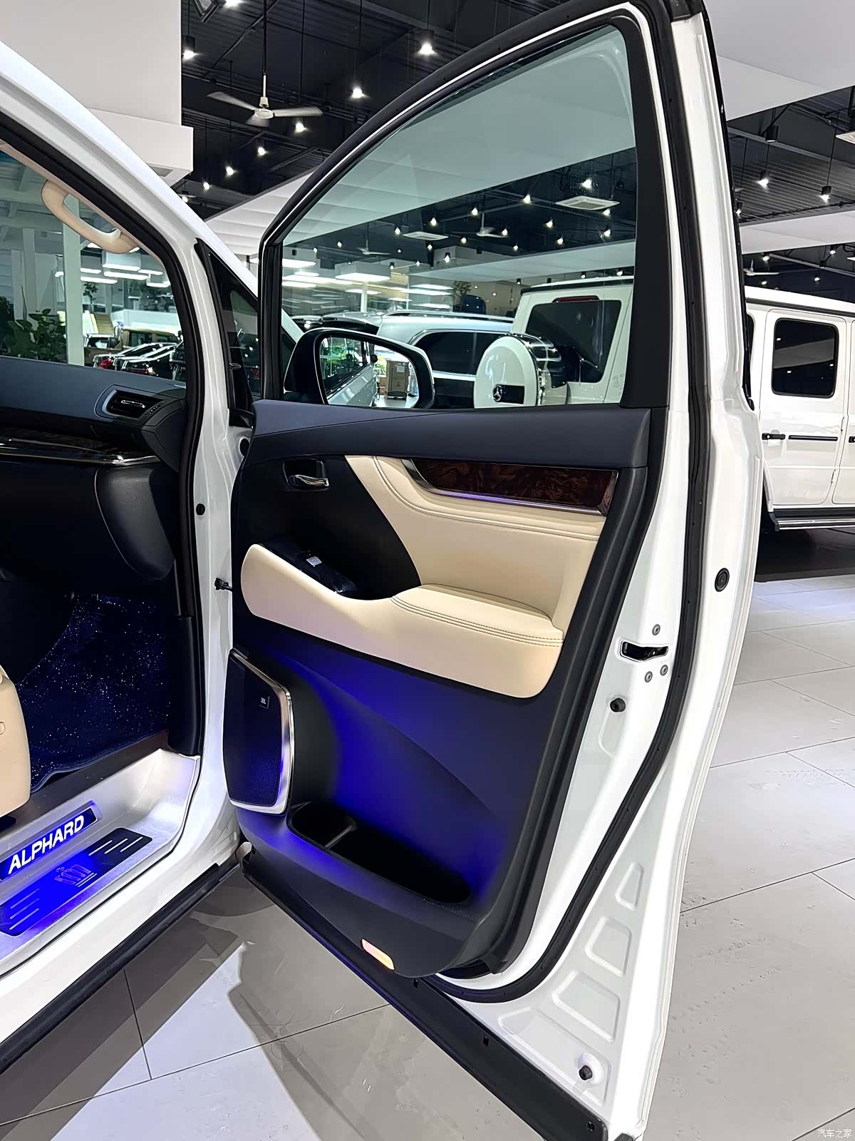 Toyota Alphard, 2023 45