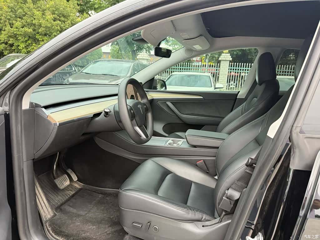 Tesla Model Y, 2023 4