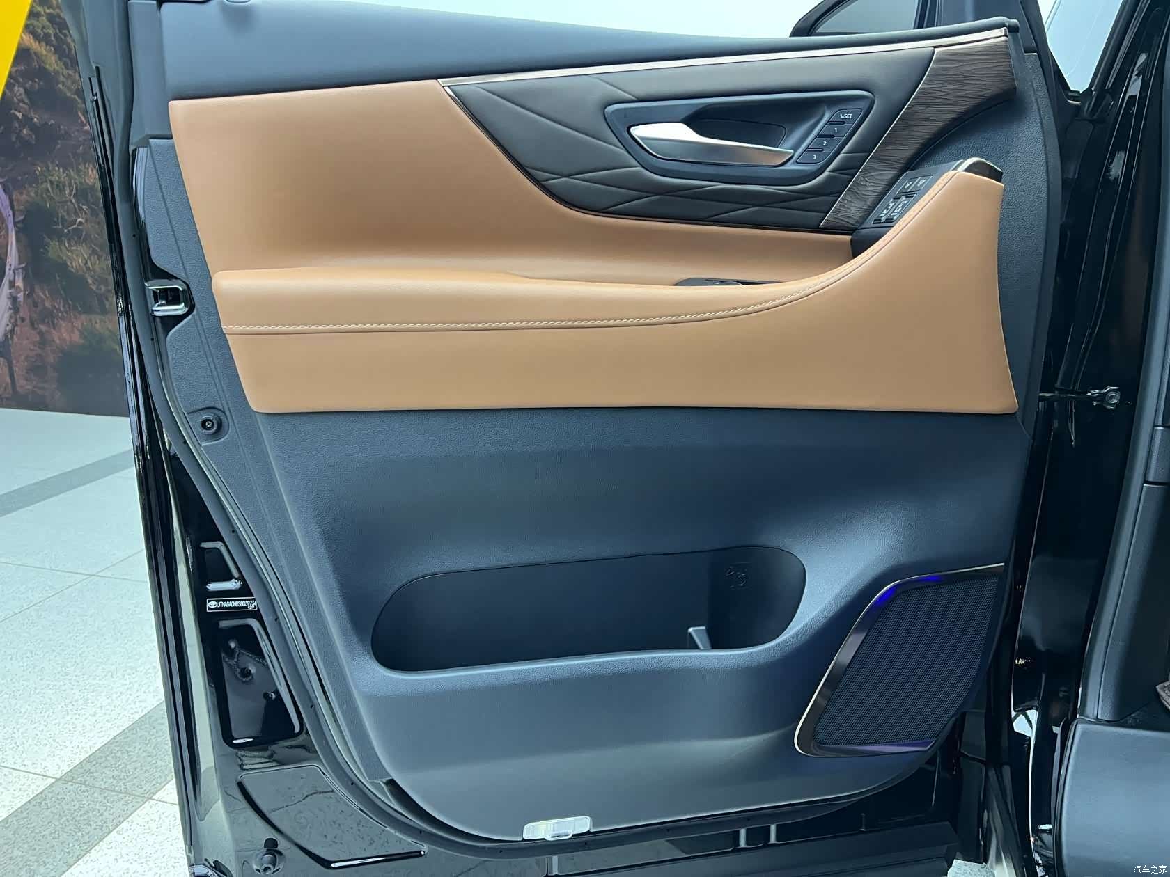 Toyota Alphard, 2025 3