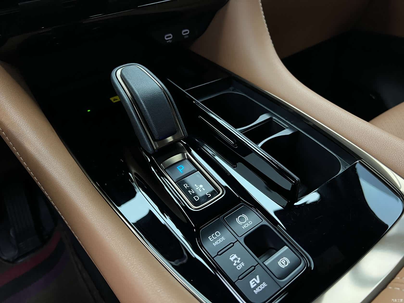 Toyota Alphard, 2025 4