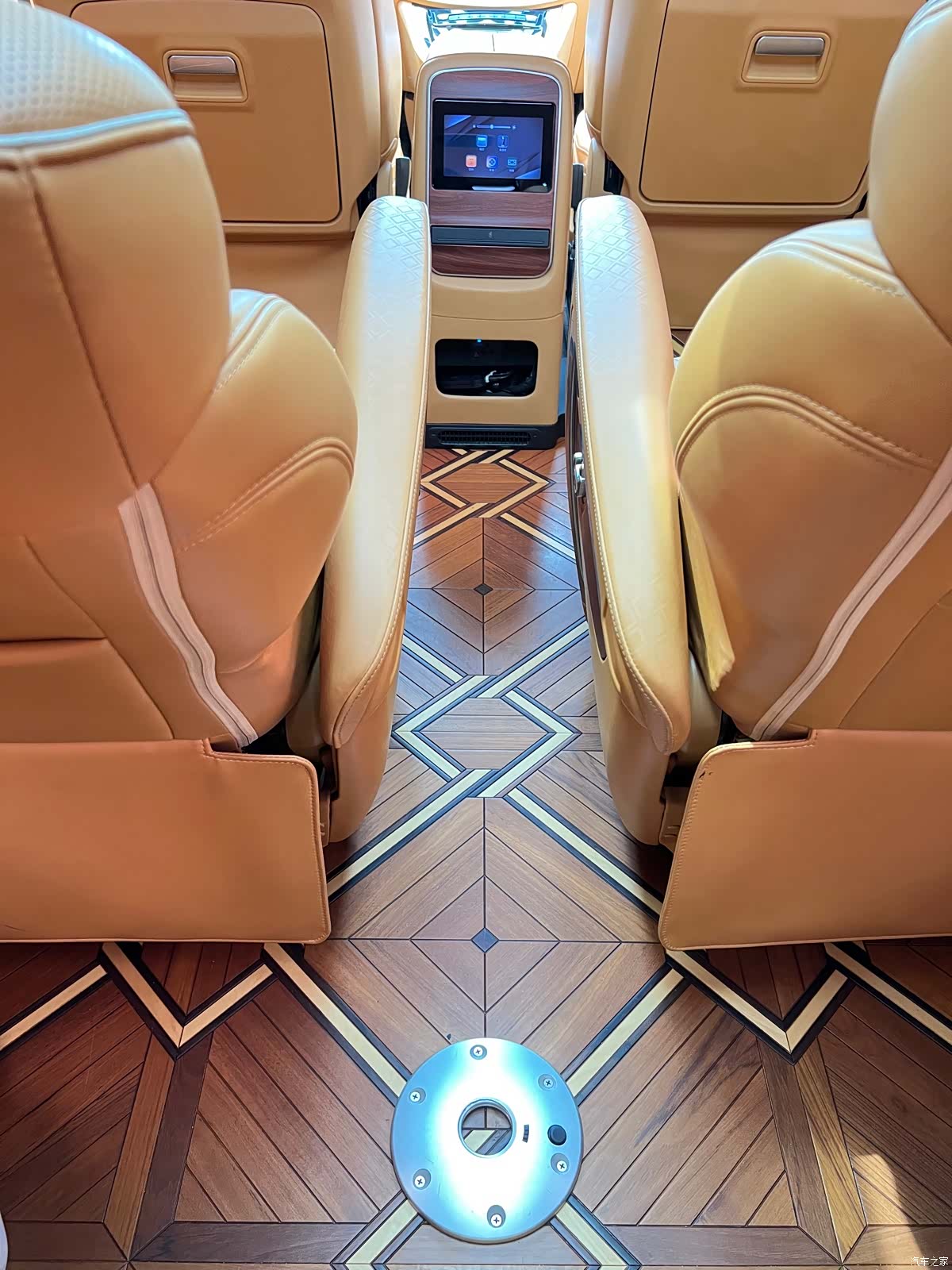 Mercedes-Benz 7, 2021 15