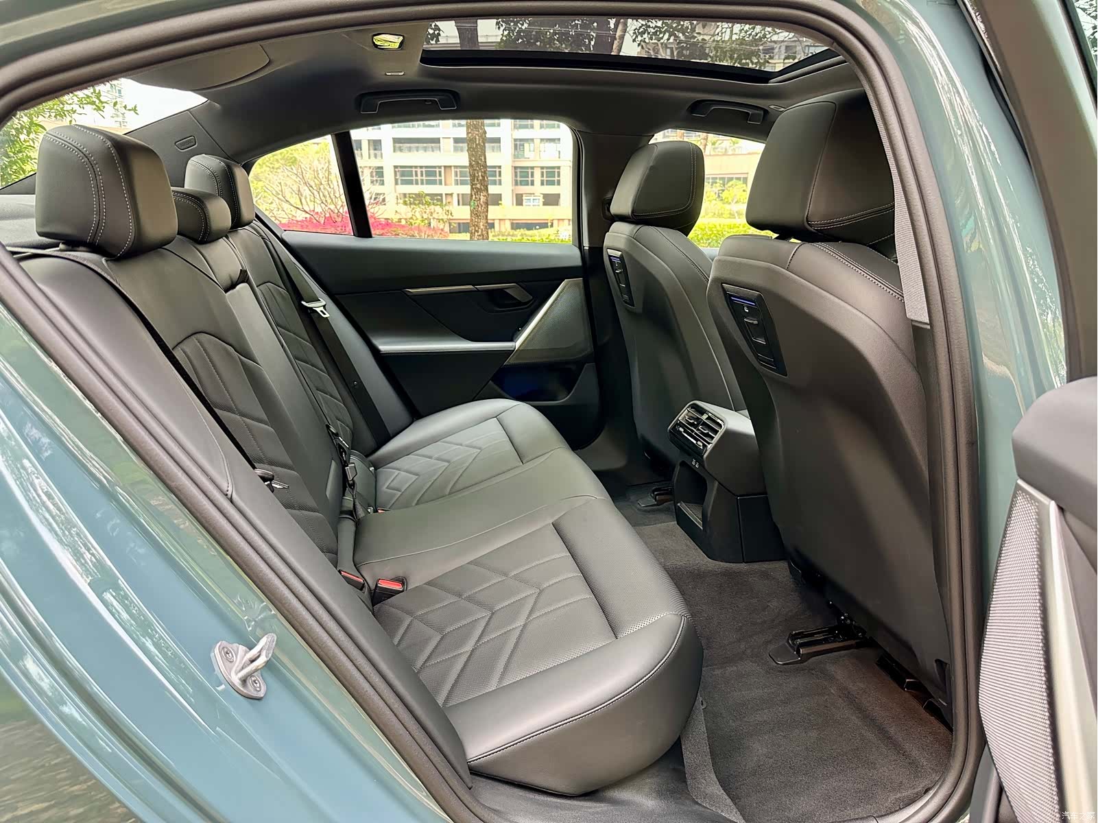 BMW 5 Series, 2025 13