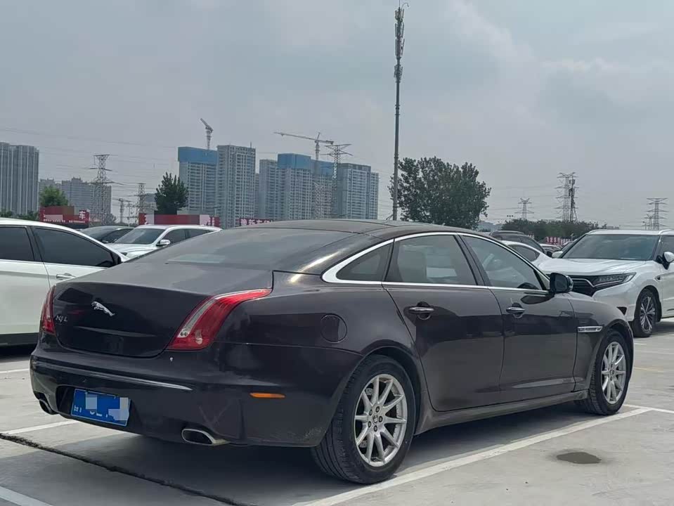 Jaguar XJ