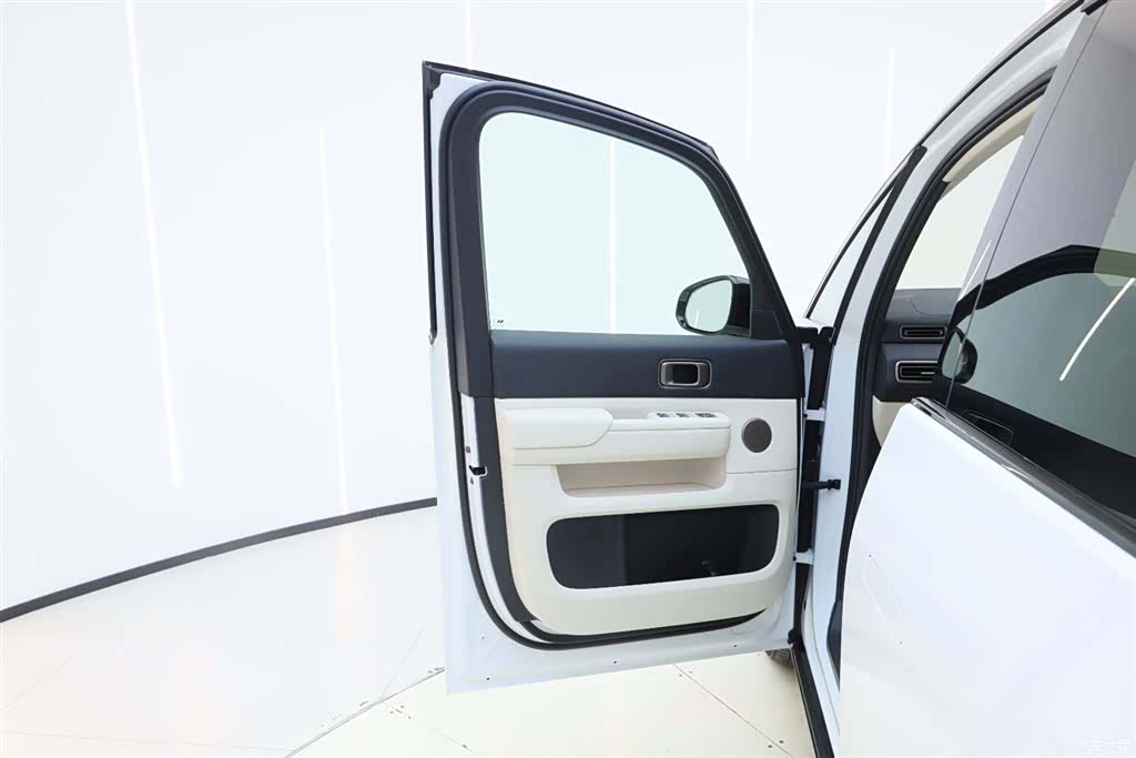 Li Auto MEGA, 2025 13