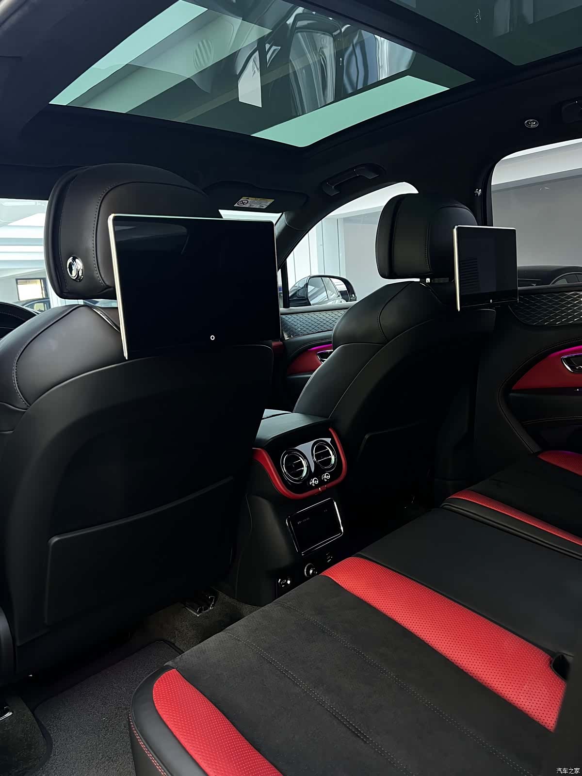 Bentley Bentayga, 2022 16