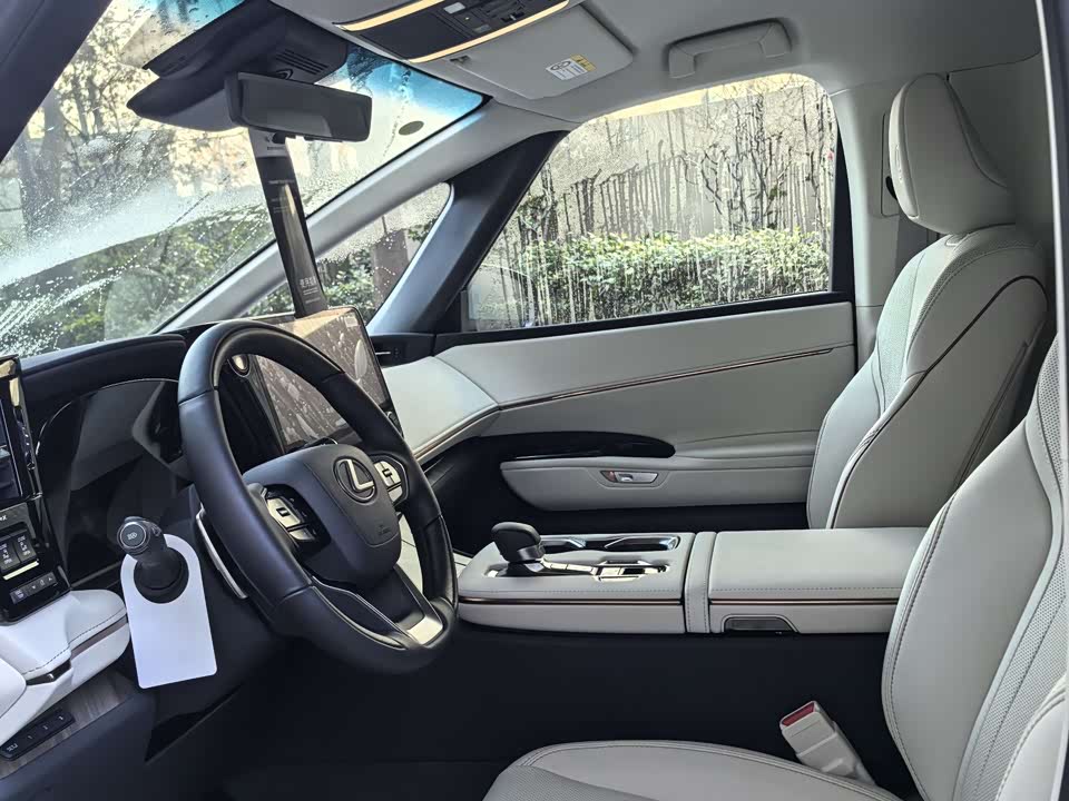 Lexus LM Lexus LM