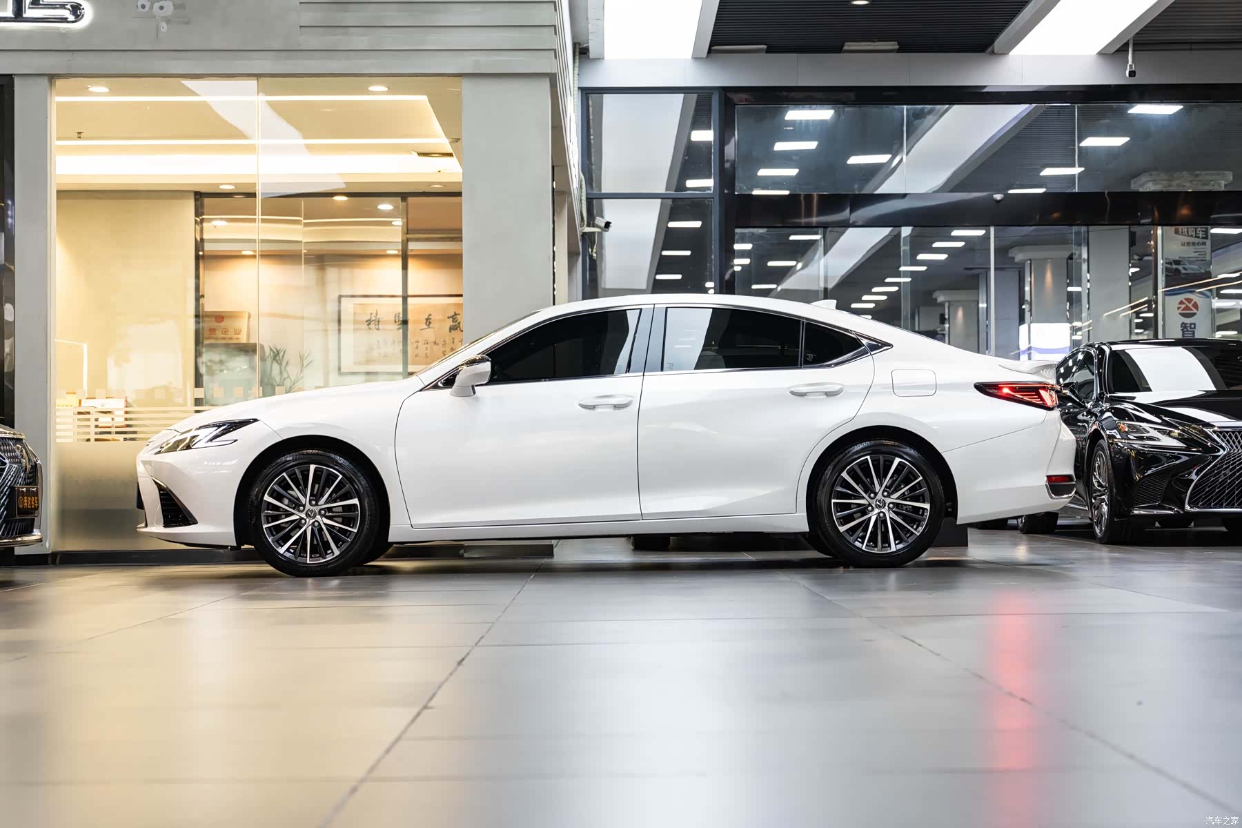 Lexus ES, 2025 4