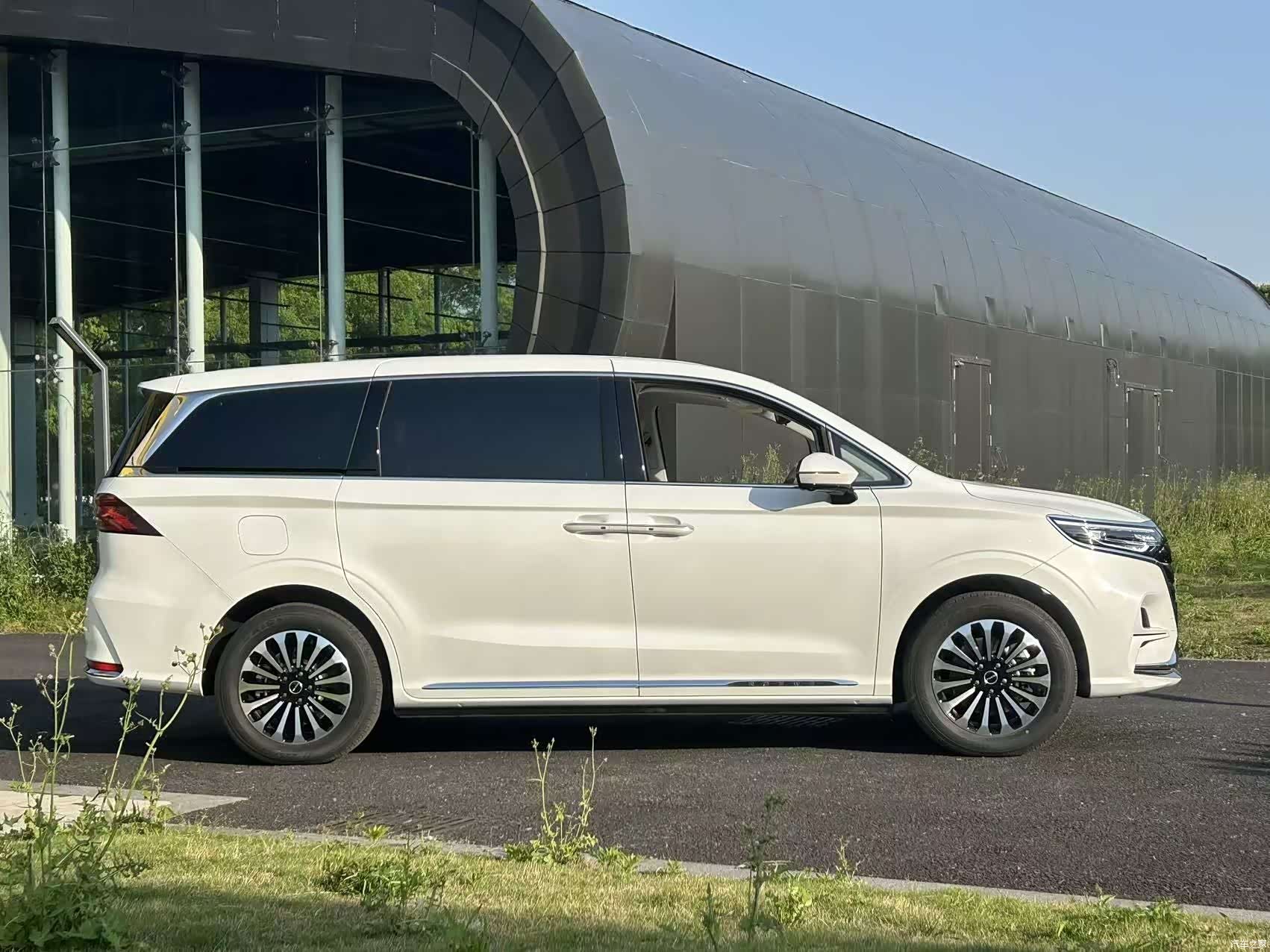 Roewe iMAX8, 2025 14