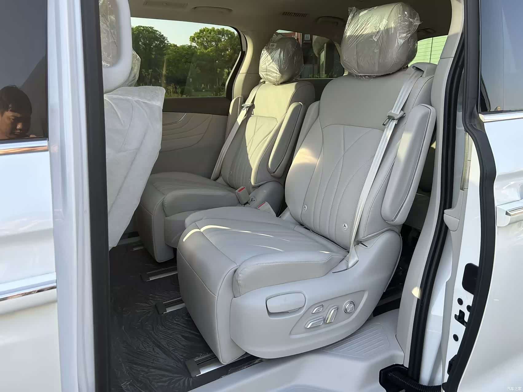 Roewe iMAX8, 2025 9