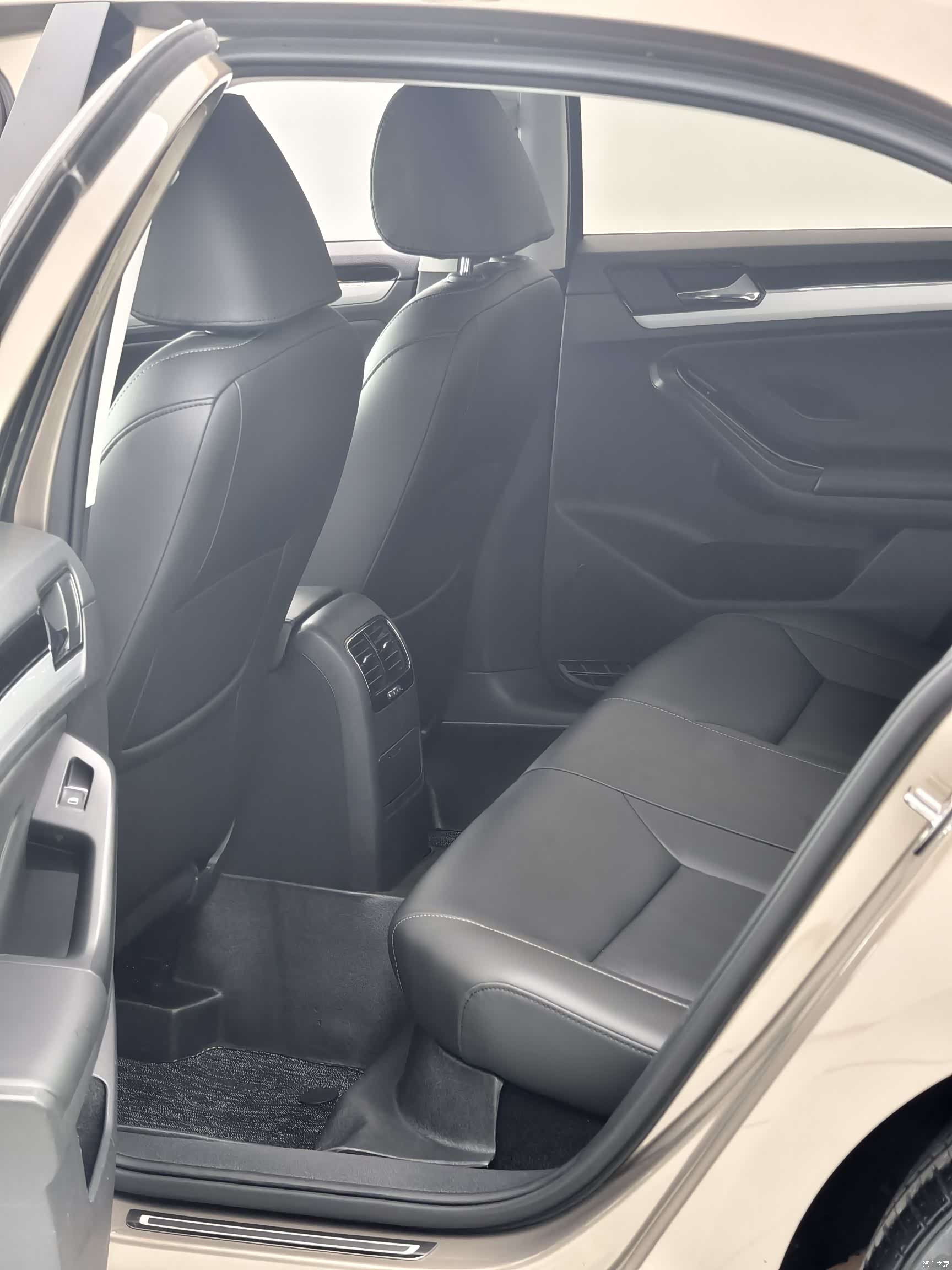 Volkswagen Sagitar, 2019 11