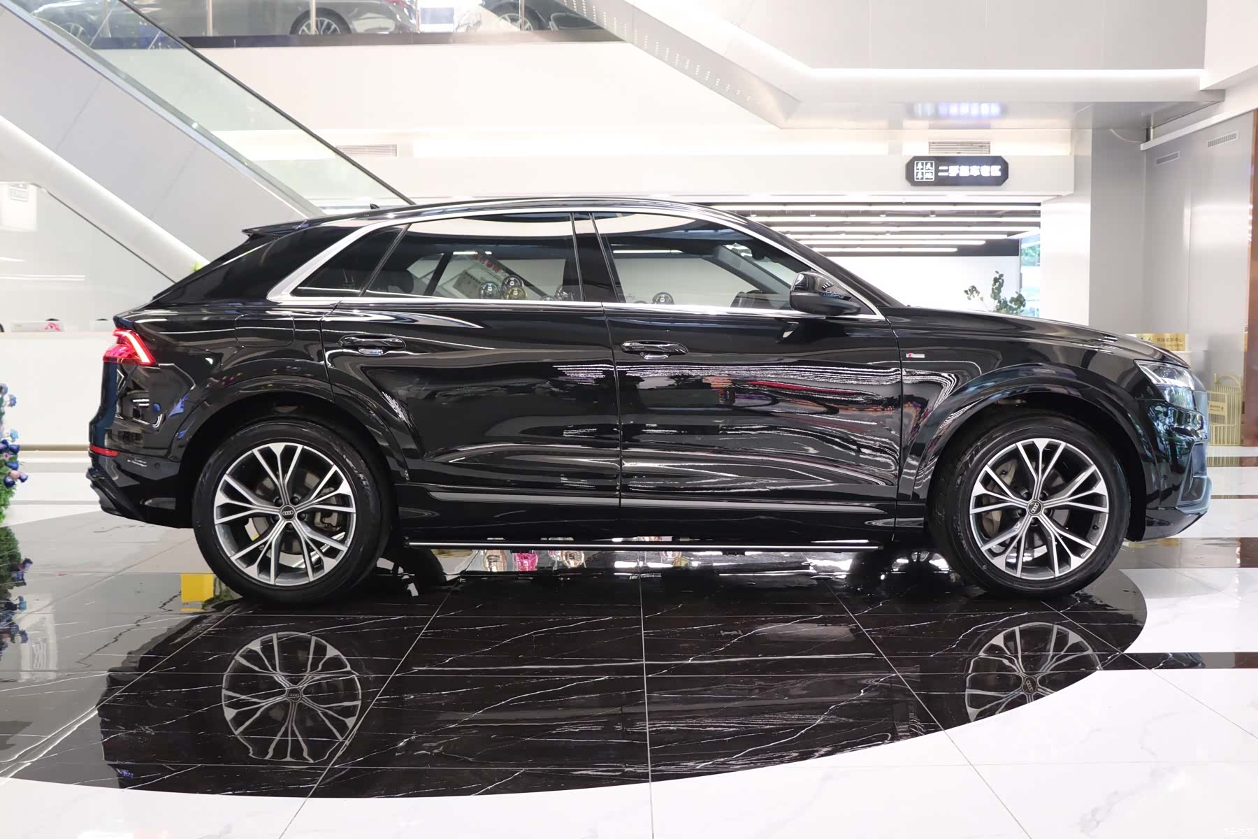 Audi Q8, 2022 7