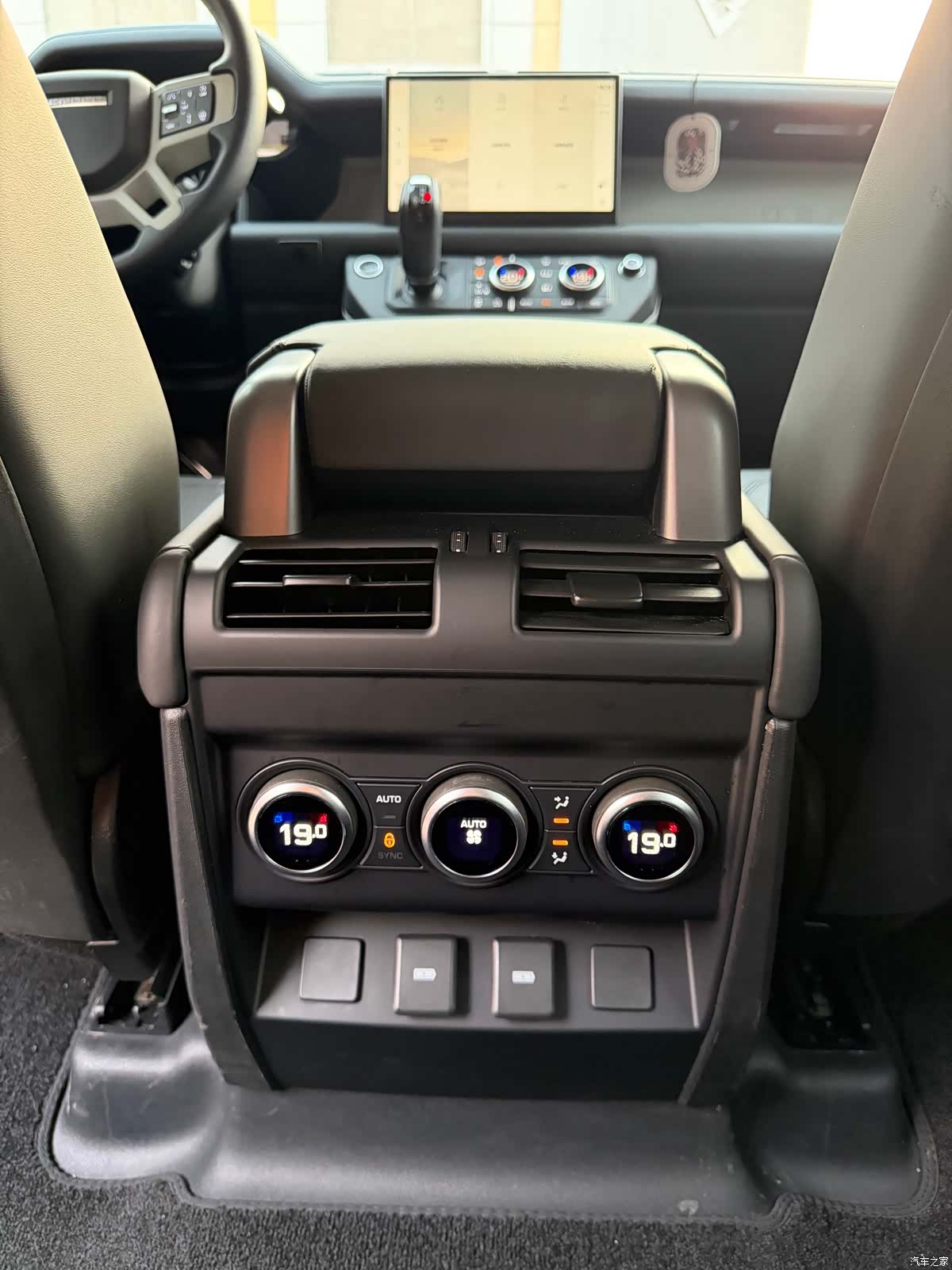 Land Rover Defender, 2023 13