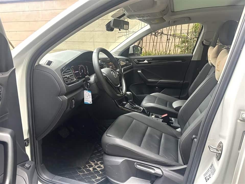 Volkswagen T-ROC exploring Songs