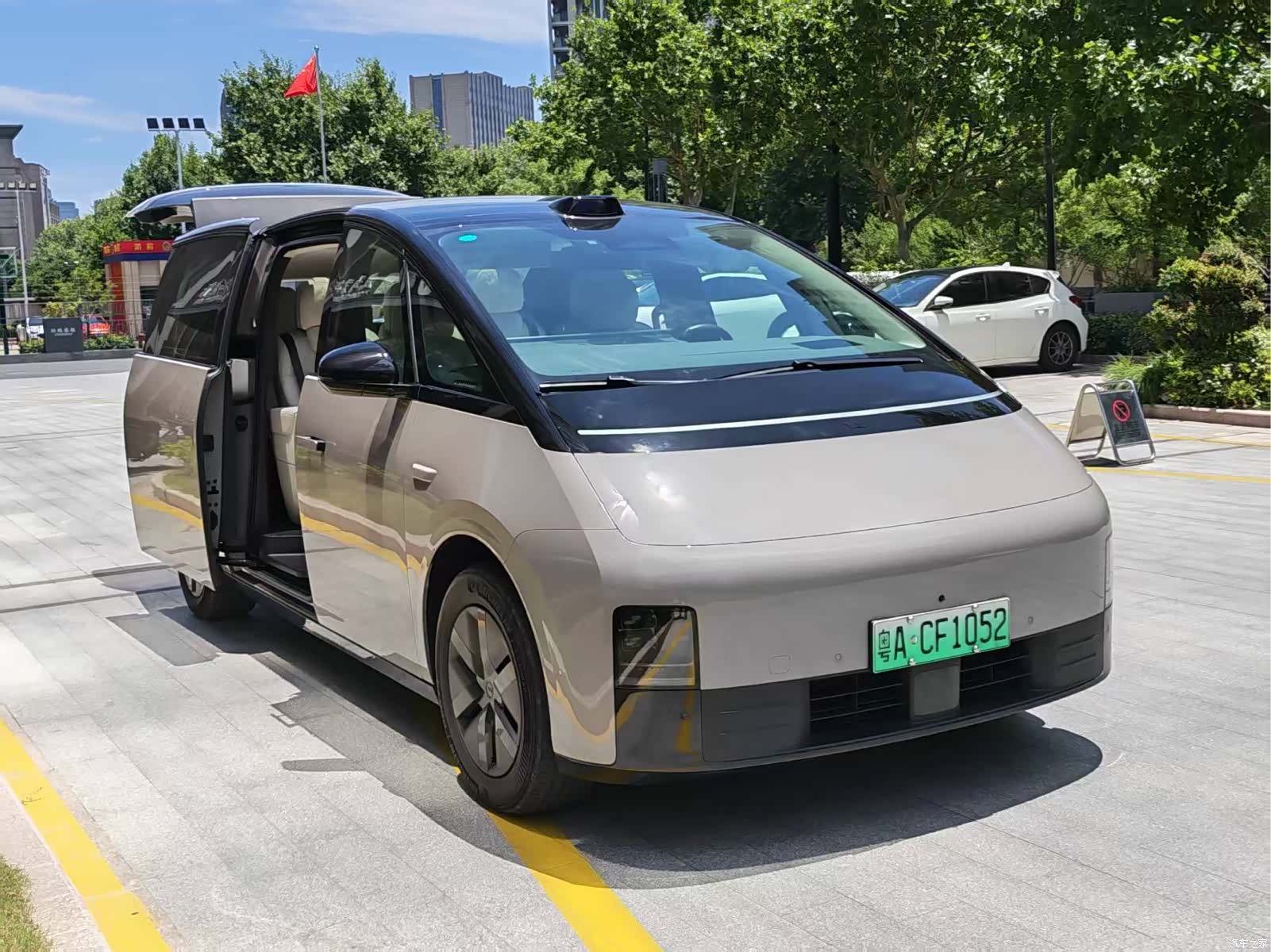 Li Auto MEGA, 2024 4