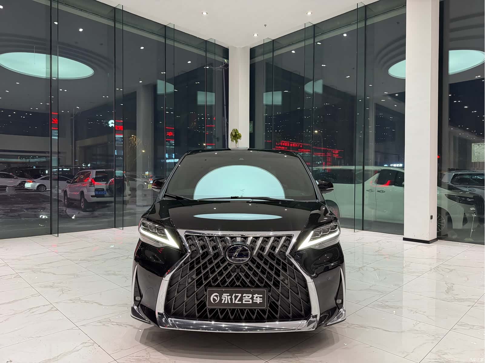 Lexus LM, 2023 1