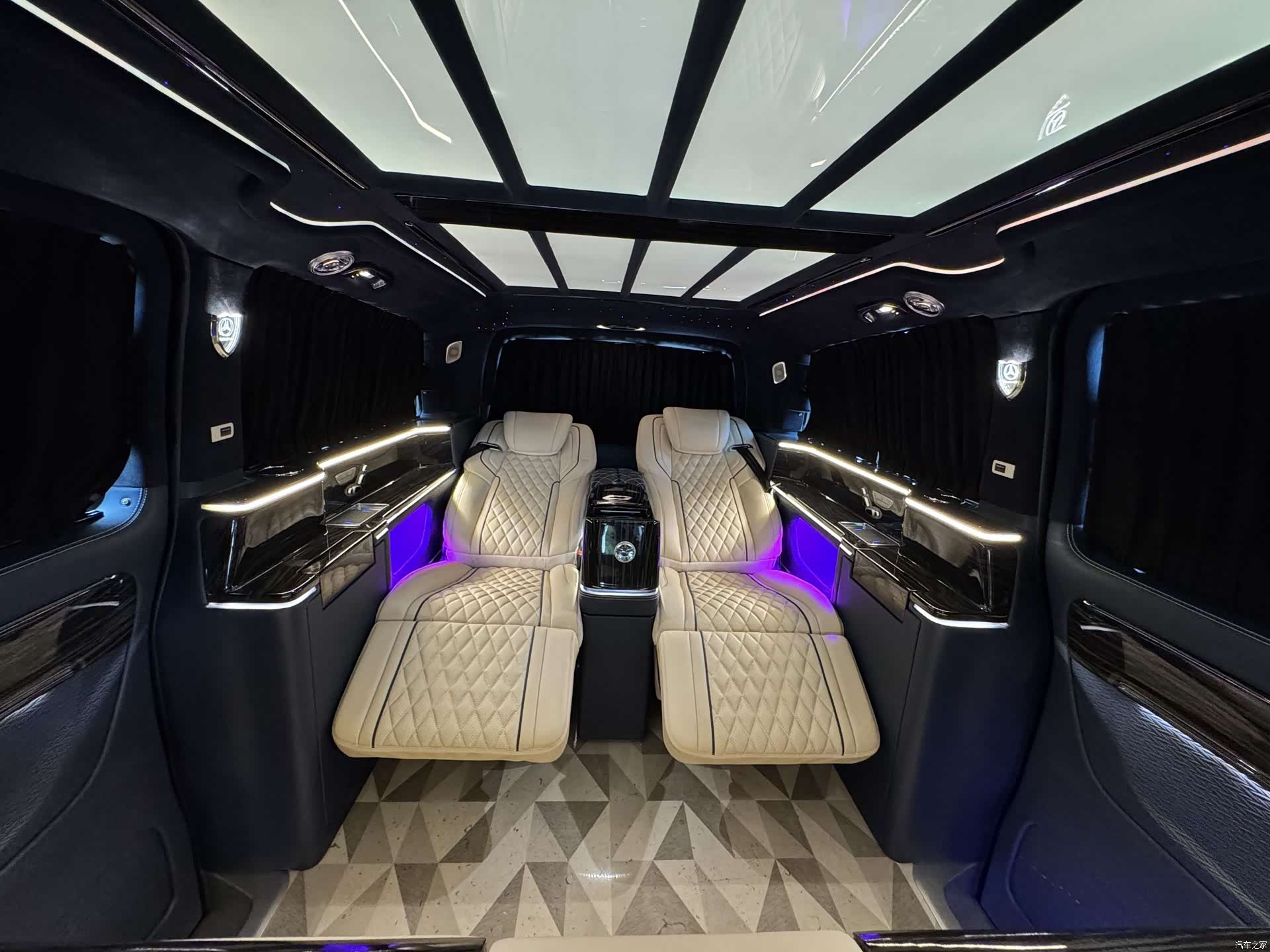 Mercedes-Benz 7, 2021 14