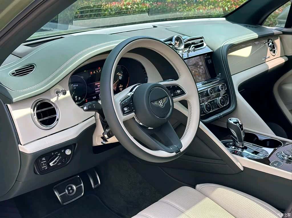 Bentley Bentayga, 2023 8