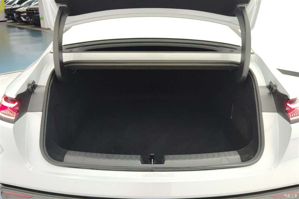 Geely 8, 2025 4