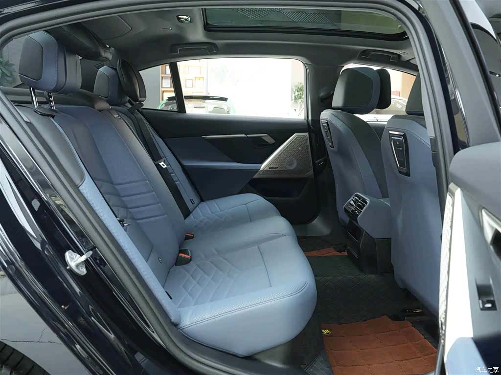 BMW 5 Series, 2025 14