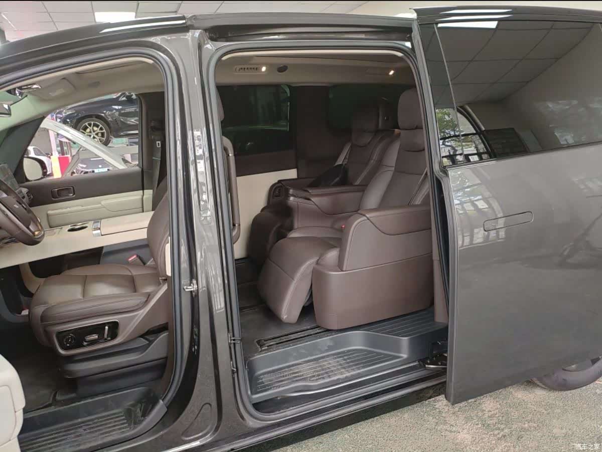 Li Auto MEGA, 2024 4