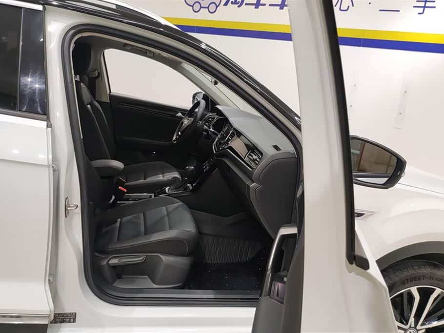 Volkswagen T-ROC exploring Songs