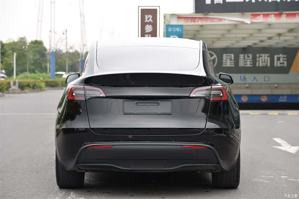 Tesla Model Y, 2021 3