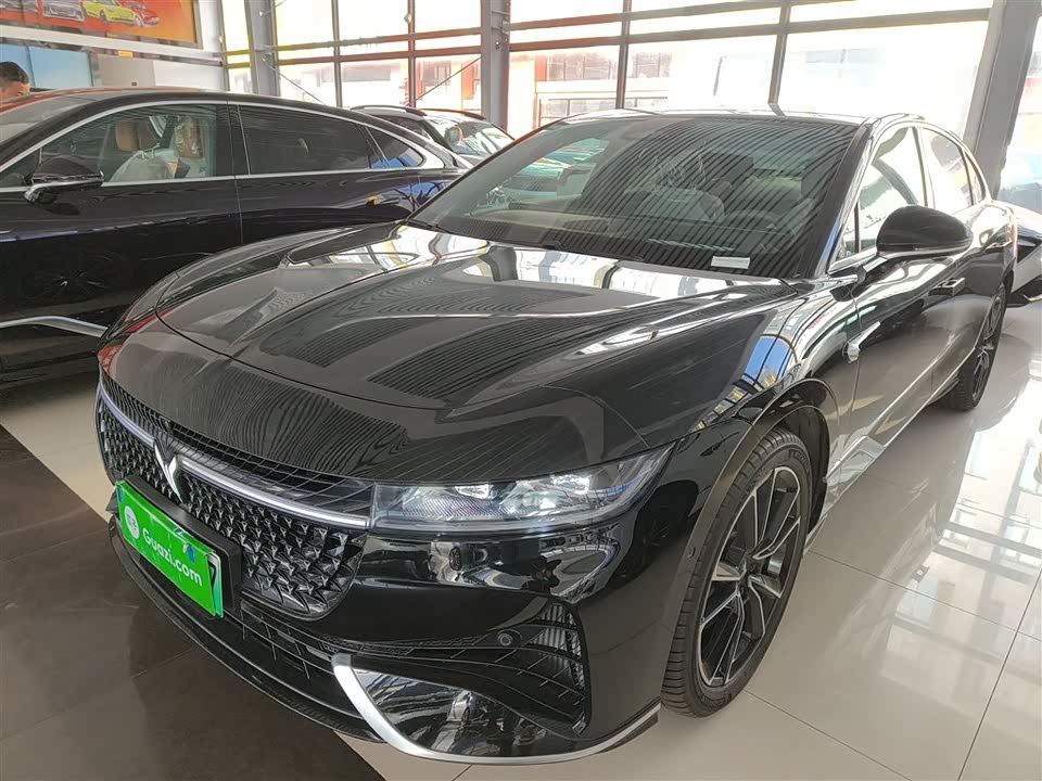 VOYAH Lantu chasing light