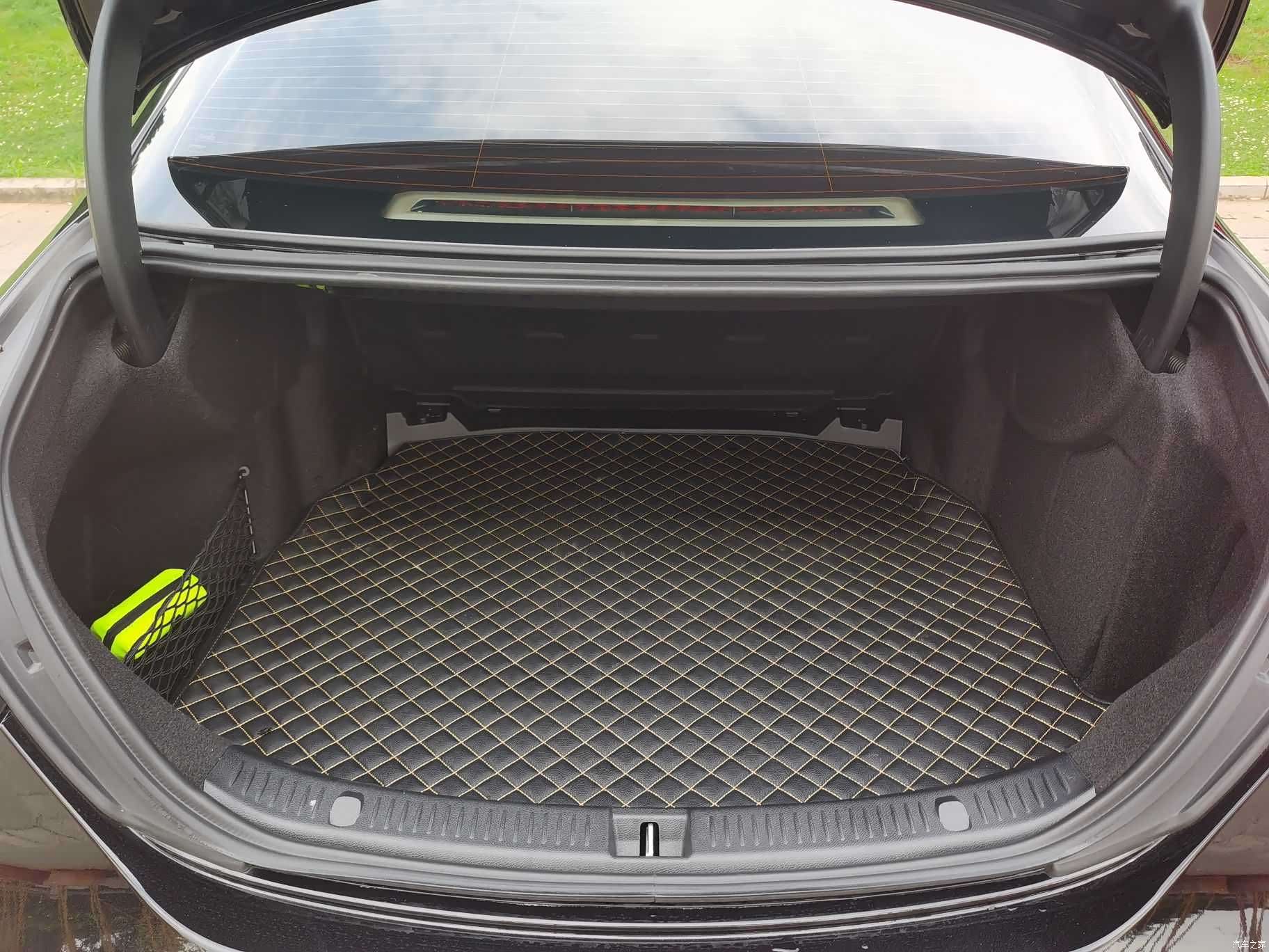 Mercedes-Benz E-Class, 2023 12