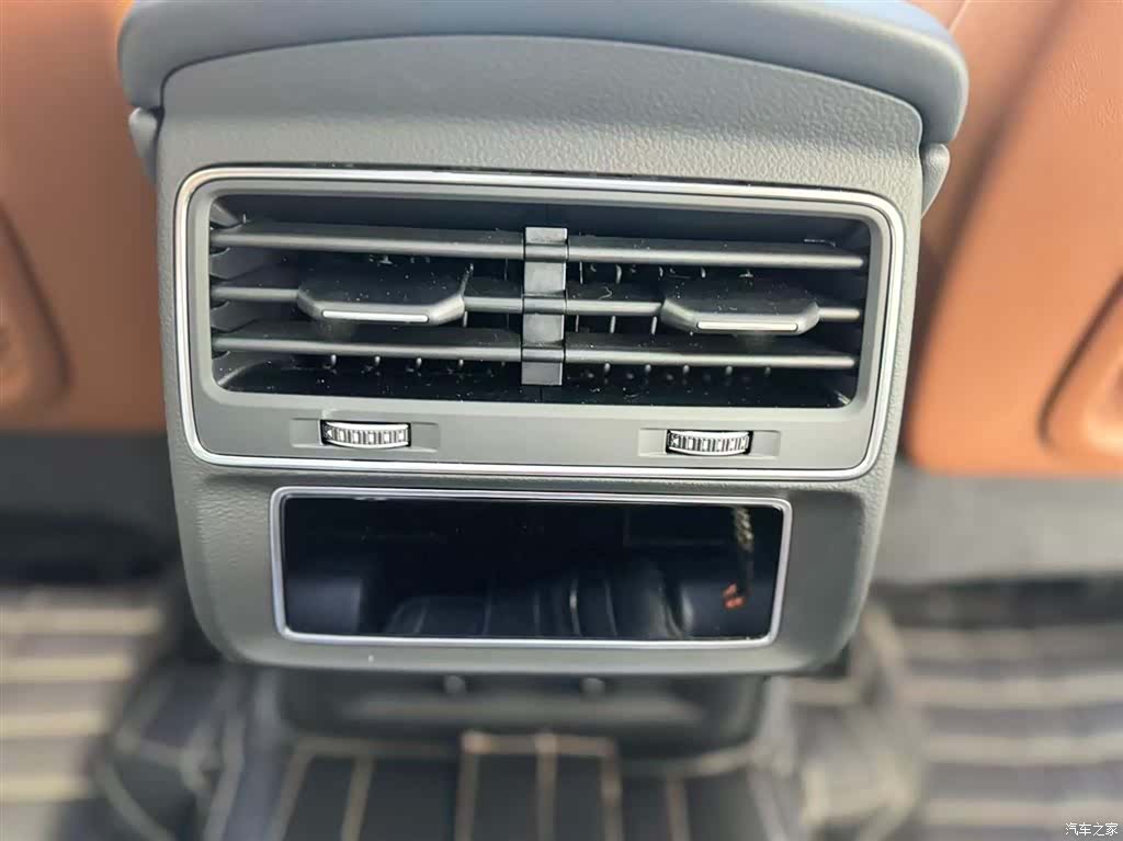 Audi Q7, 2025 11