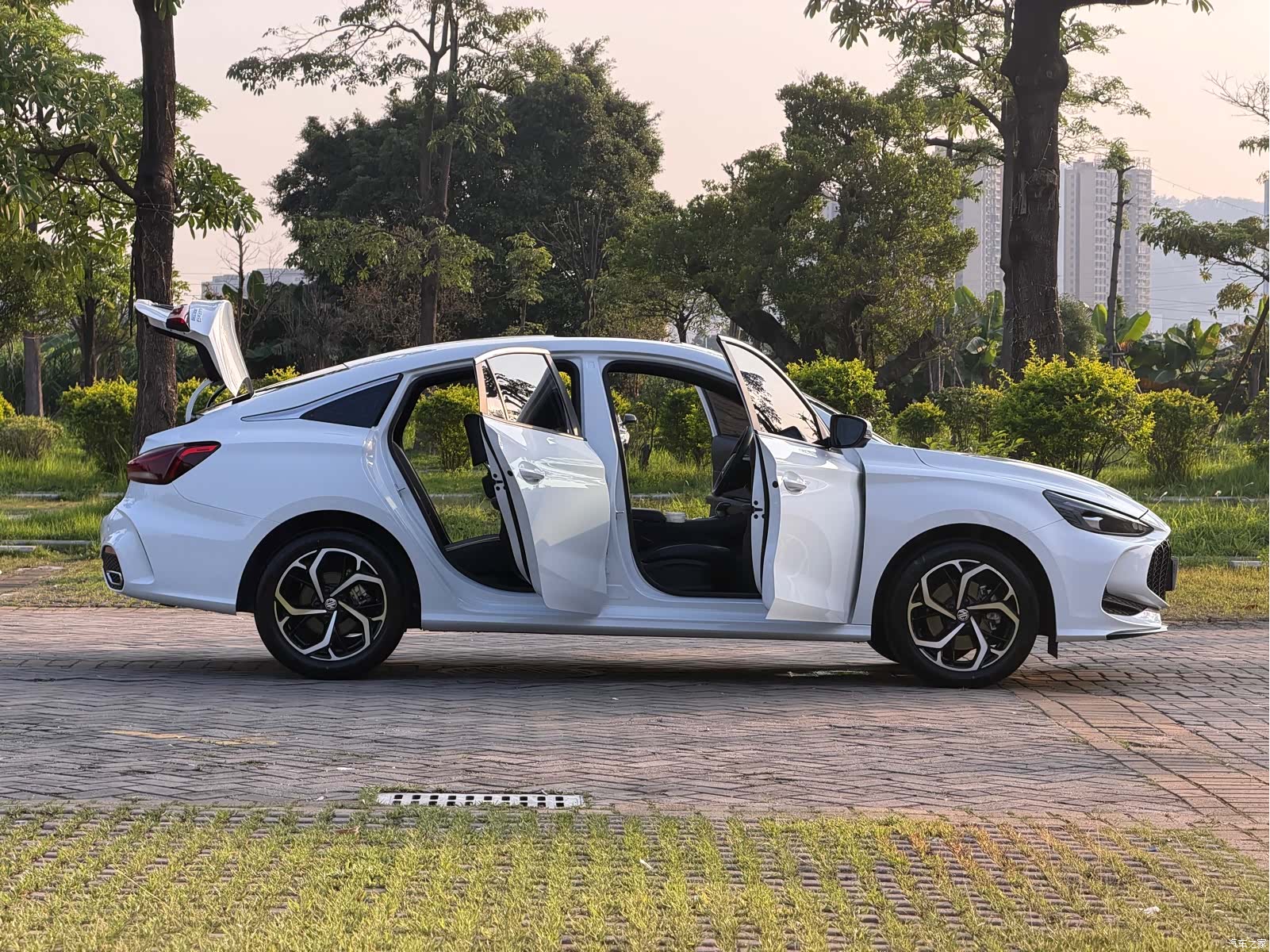 MG MG5, 2025 27