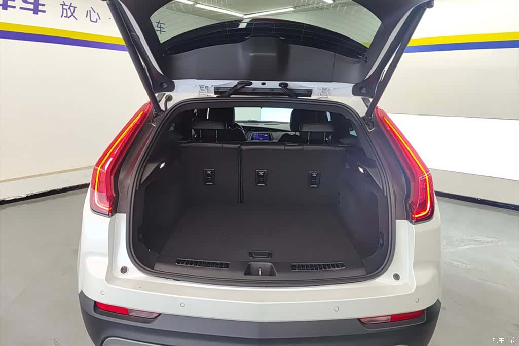 Cadillac XT4, 2022 4