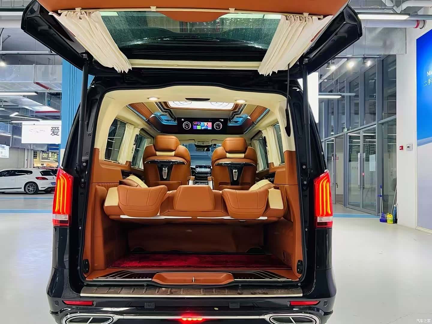 Mercedes-Benz V-Class, 2023 18