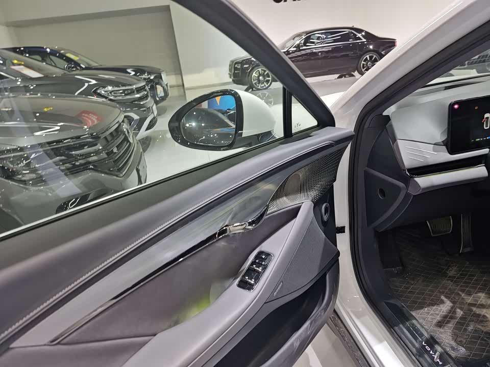 VOYAH Lantu chasing light